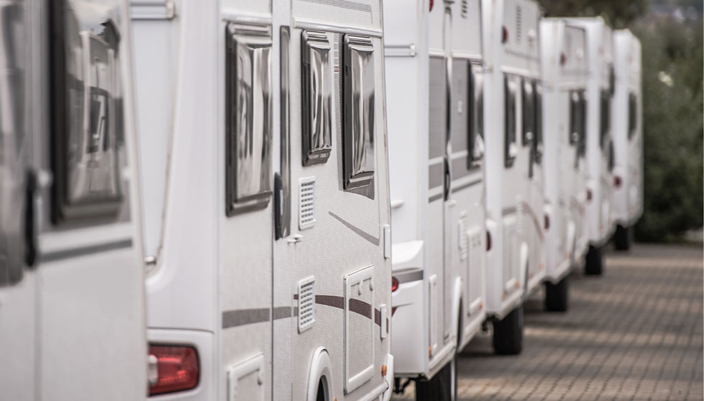 POURQUOI LES CAMPING-CARS SONT-ILS TOUS BLANCS ? POURQUOI LA SALLE DE BAIN SE TROUVE-T-ELLE TOUJOURS AU FOND ET LA PORTE À COTE PASSAGER  ?-news-image